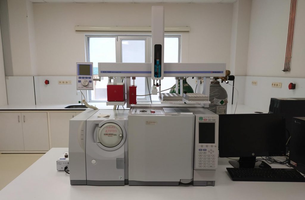 KİTAM KROMATOGRAFİ ve KÜTLE SPEKTROMETRİSİ laboratuvarında aromatik maddeler ile mikroplastik analizleri faaliyete başlamıştır.